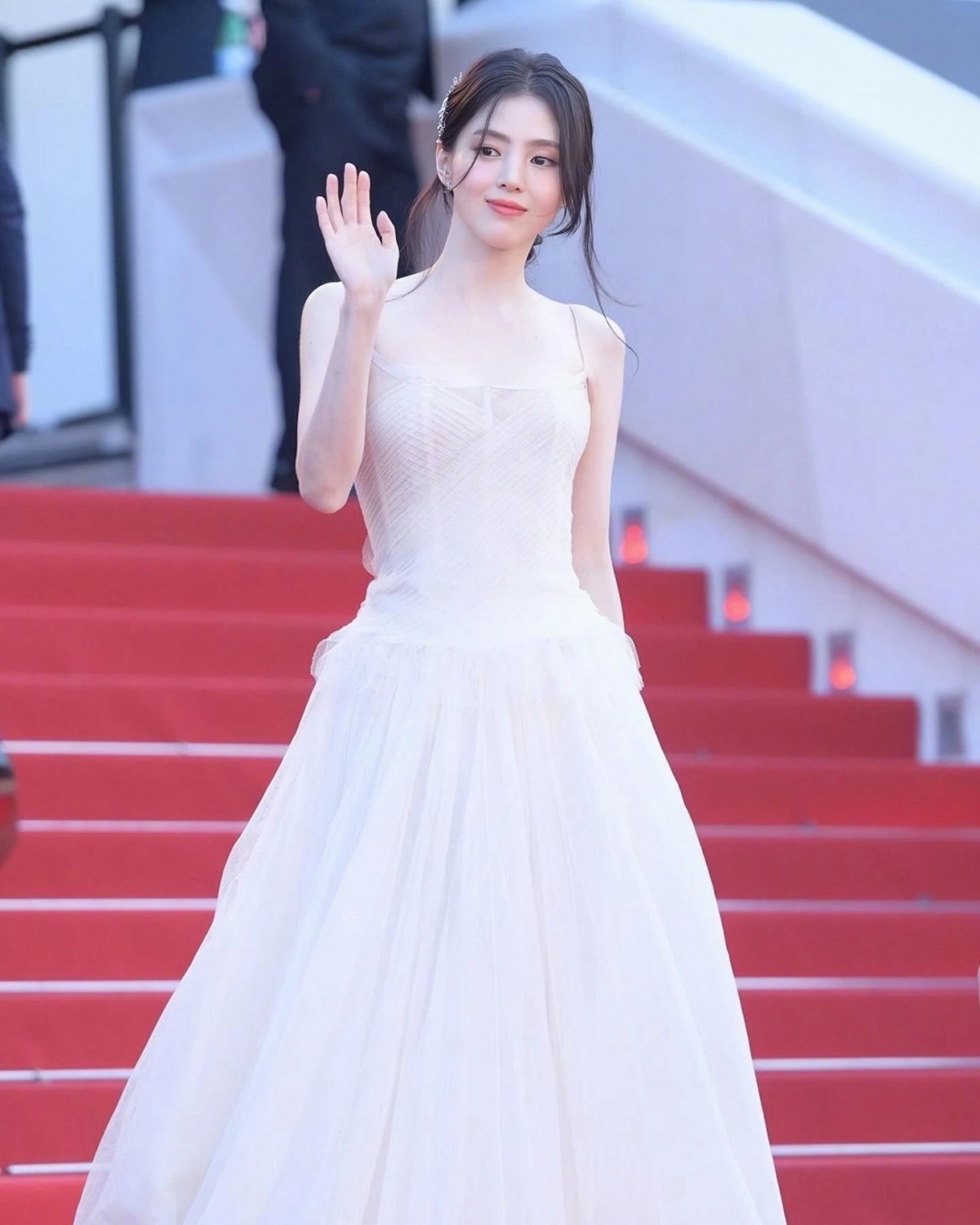 Ngày thứ 6 của Liên hoan phim Cannes lần thứ 77 diễn ra với buổi công chiếu bộ phim Horizon: An American Saga. Hai mỹ nhân Han So Hee và Yoona đều bước đi thảm đỏ thu hút sự quan tâm của khán giả. Sau lùm xùm tình cảm, Han So Hee bắt đầu trở lại các hoạt động showbiz. Cô được mời đến Cannes với tư cách đại sứ thương hiệu trang sức Boucheron. Nữ diễn viên nhận nhiều lời khen ngợi khi diện váy trắng tinh khôi của Danielle Frankel.  