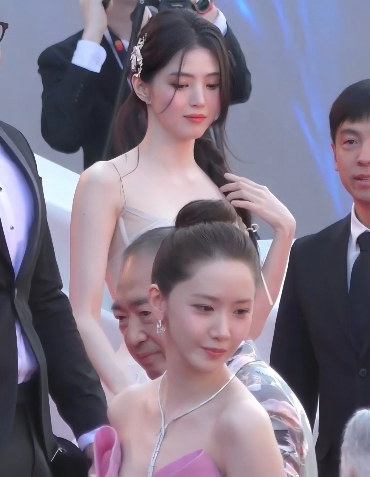 Khoảnh khắc Yoona (SNSD) chung khung hình với Han So Hee trên thảm đỏ LHP Cannes 2024 đã mau chóng lan tỏa trên mạng xã hội, bởi thần thái kiêu sa của cả hai. Người hâm mộ tỏ vẻ vô cùng tự hào khi thấy cả hai đã gây ấn tượng đẹp trong lần đầu tiên xuất hiện tại liên hoan phim danh giá.