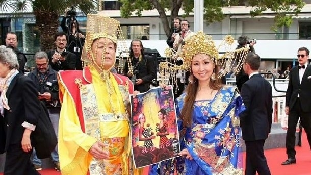 Đây không phải lần đầu sao Hoa ngữ xuất hiện trên thảm đỏ Cannes với hình ảnh “lố”. Những hành động trên đều bị phê phán nhưng chưa có dấu hiệu chấm dứt. Chính bởi tình trạng ngày càng nhiều nhân vật vô danh sẵn sàng chi tiền đến náo loạn thảm đỏ Cannes, cùng với đó là hàng loạt bê bối xảy ra, Liên hoan phim lâu đời nhất nước Pháp từ sự kiện điện ảnh được chờ đợi đã chẳng còn khiến công chúng cảm thấy hứng thú.