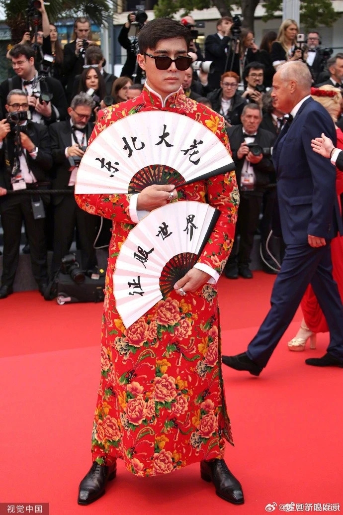 Miles Moretti - xuất thân là một tiktoker nên sẽ có rất ít “đất diễn” tại Cannes, vì vậy anh đã gây chú ý bằng cách diện trang phục in họa tiết “chăn con công” khi xuất hiện trên thảm đỏ. Chưa hết, chàng tiktoker còn tạo những dáng chụp hơi quá khi so với sự chuyên nghiệp, chỉn chu từ các nghệ sĩ khác. Một số gay gắt cho rằng, anh chàng cần nên tiết chế cá tính, thay vào đó hãy thể hiện sự chuyên nghiệp khi tham dự một sự kiện lớn. Một số khác lại cho biết đây vốn dĩ là content của Miles Moretti, bởi trên kênh tiktok của anh chàng cũng thường xuyên đăng tải những video diện trang phục in họa tiết “chăn con công”. Nam tiktoker từng chia sẻ việc thường xuyên diện thiết kế này là vì muốn quảng bá văn hóa truyền thống của quê nhà đến bạn bè quốc tế.