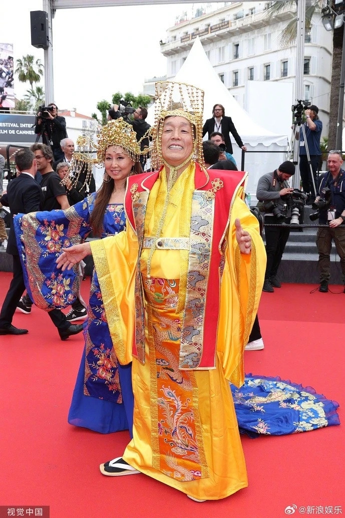 Chỉ mới diễn ra 3 ngày nhưng Liên hoan phim Cannes lần thứ 77 đã để lại ấn tượng không tốt bởi cảnh tượng tràn lan khách mời bát nháo, tạo chiêu trò cũ kỹ tới nhàm chán trên thảm đỏ. Hôm 16/5, hai khách mời diện đồ giống tạo hình Ngọc hoàng đại đế, Vương mẫu nương nương dự công chiếu phim Furiosa: A Mad Max Saga đã bị người dùng Weibo chỉ trích lố lăng, kỳ cục. Họ vẫy tay chào liên tục nhưng nhận lại sự thờ ơ của truyền thông quốc tế.