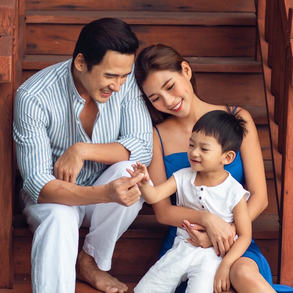 Không chỉ dành cho nhau tình cảm ở ngoài đời, dù ở cạnh nhau hay mỗi người một nơi trên phim trường thì cặp đôi này thường xuyên thể hiện sự quan tâm và viết những câu bình luận hài hước trên trang cá nhân khiến cộng đồng mạng thích thú.