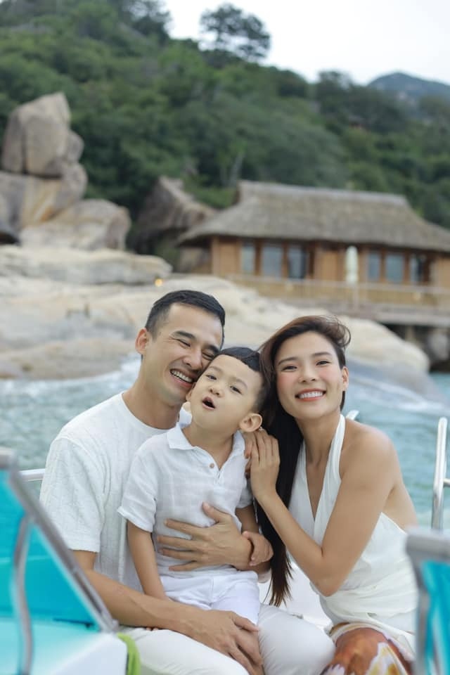 Trong khi Thúy Diễm thường tránh, không xem những cảnh tình cảm của chồng và bạn diễn, Lương Thế Thành có thể thoải mái ngồi xem cảnh vợ tình tứ với bạn diễn nam vì chỉ tập trung vào diễn xuất của vợ.