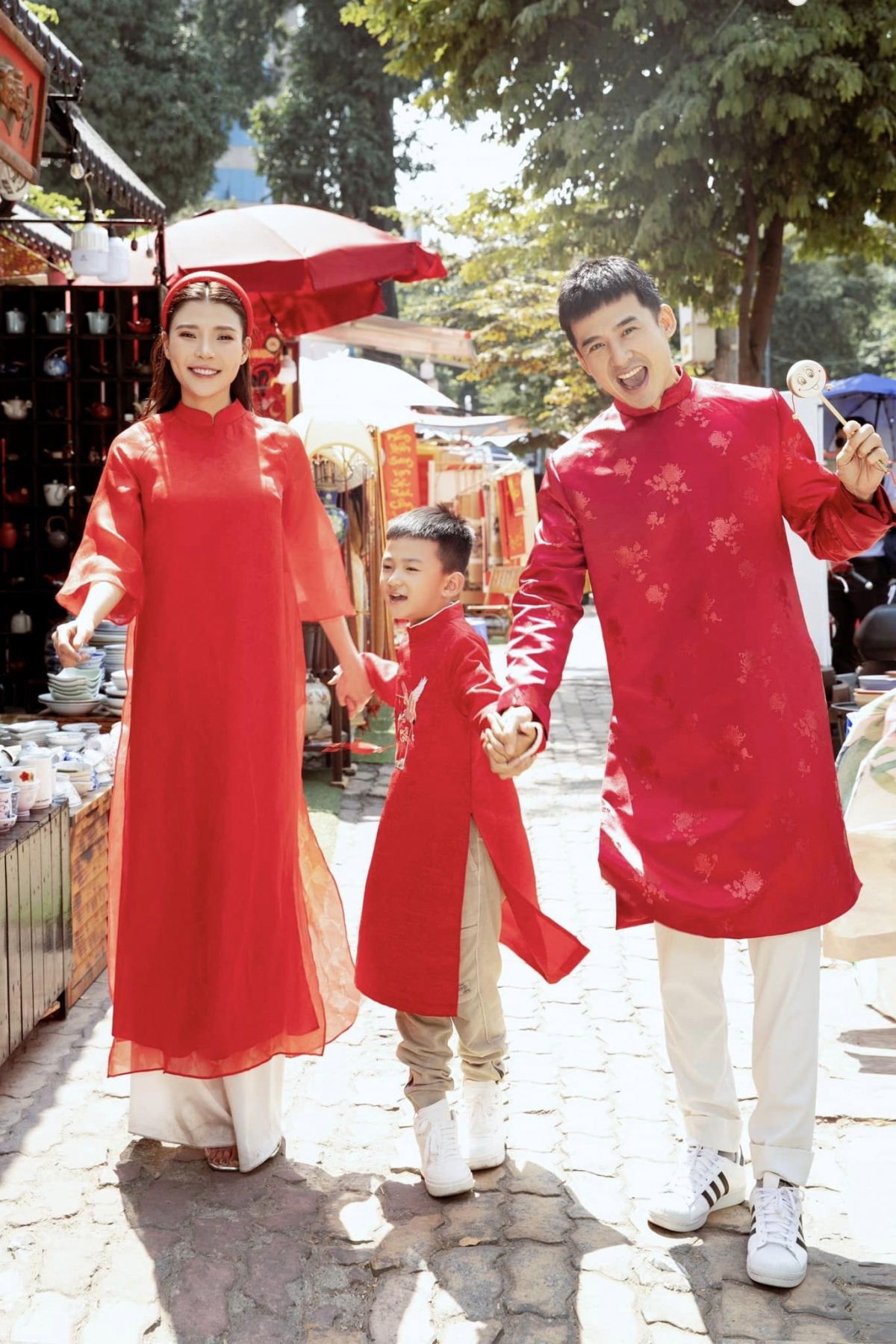Lương Thế Thành rất chiều chuộng vợ. Nam diễn viên tậu xe, mua hàng hiệu cho bà xã, viết lời ngôn tình, bỏ hết công việc để chăm con khi vợ đóng phim.
