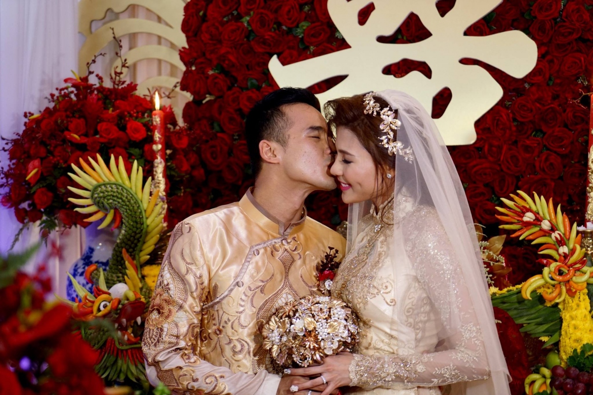 Trong showbiz Việt, Lương Thế Thành - Thúy Diễm được xem là cặp đôi "tiên đồng - ngọc nữ" bởi cả 2 không chỉ là những diễn viên tài năng, được khán giả yêu mến mà ngoài đời còn xây dựng hôn nhân viên mãn. Dẫu đã bên nhau 10 năm trong đó có 8 năm làm vợ chồng và có với nhau một con trai 6 tuổi, nhưng Lương Thế Thành và Thúy Diễm vẫn ngọt ngào như thuở mới yêu.
