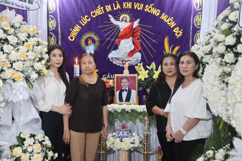 Ngày 21/5, nhiều nghệ sĩ đến thắp hương, chia buồn cùng gia đình cố nghệ sĩ Đức Tiến. Mọi người bày tỏ sự thương tiếc, nói một người hiền lành, tình cảm như anh lại sớm qua đời.