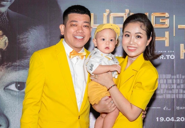 Trong chương trình 'Gõ cửa nhà sao', diễn viên Tân Trề cùng vợ là Khánh Uyên có những tiết lộ thú vị về hành trình yêu của cả hai. Đối với nam diễn viên 35 tuổi, gia đình đóng vai trò quan trọng trong cuộc sống của mình. Chia sẻ trong chương trình, Khánh Uyên - vợ Tân Trề cho biết thời gian đầu tiếp xúc, cô có ấn tượng không tốt về chồng vì hay ra vẻ. “Nhưng khi biết và thương rồi, tôi mới hiểu đó là tính cách của anh ấy”, nữ khách mời thừa nhận.