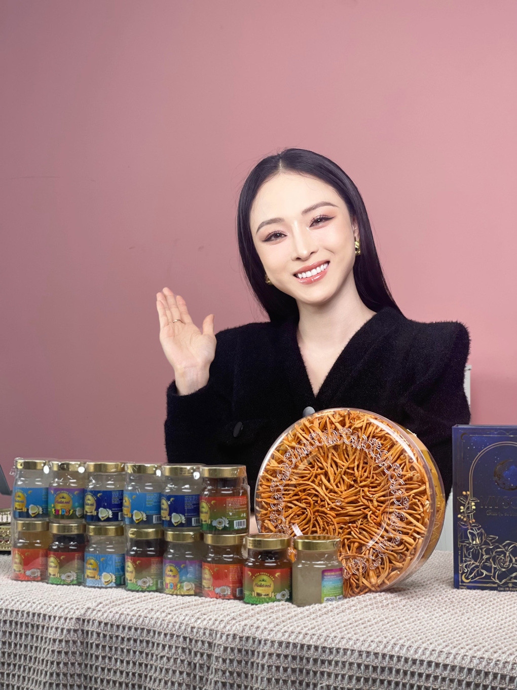 Hoa hậu người Việt tại Nga 2007 Trương Hồ Phương Nga cảm thấy may mắn vì được nhiều người ủng hộ khi chuyển hướng sang lĩnh vực livestream bán hàng. Cô chia sẻ: "Hiện livestream bán hàng là xu thế. Tôi cảm thấy bản thân phù hợp công việc này và nó cũng giúp tôi có nguồn thu nhập ổn định. Hơn nữa, khi livestream, tôi có cơ hội đến gần hơn với những người đã dành cho mình tình cảm và sự ủng hộ, động viên suốt nhiều năm qua. Đồng thời, tôi có thể chủ động thời gian cho chính mình và người thân. Tôi nhận thấy công việc này đem lại nhiều cơ hội và giá trị cả về mặt tinh thần lẫn phát triển sự nghiệp, bởi vậy tôi đã quyết định chuyển hướng". 