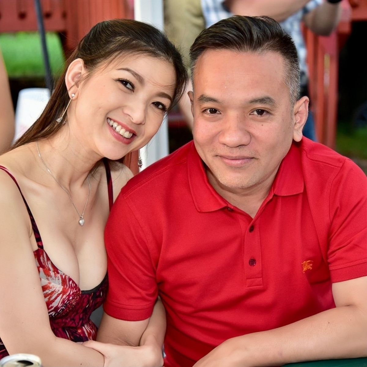 Khi được hỏi vì sao đặt mua thêm xe dù đã sở hữu dàn xe trị giá hơn 23 tỷ đồng, ca sĩ Phạm Thanh Thảo nói: "Lý do... 'lãng xẹt' vì người thích chiếc này là ông xã. Tôi thích dòng xe gầm cao nhưng chồng cứ thuyết phục mãi, nào là 'trải nghiệm', nào là 'đi thử, không thích thì đổi lại'... Tôi đành chịu thua, phải gật đầu".
Trước ý kiến ''mua xe như mua con cá, mớ rau ngoài chợ'', nữ ca sĩ phủ nhận: "Chúng tôi cân nhắc rất nhiều yếu tố. Chồng tôi đam mê, am hiểu về xe vẫn chịu khó tìm đọc đánh giá của những người mua trước. Hai vợ chồng quan tâm nhất việc chất lượng chiếc xe thế nào, có dễ hỏng hóc không... Các dòng xe của Đức càng thông minh, xài điện nhiều càng dễ gặp trục trặc. Vì vậy, chúng tôi không quan tâm lắm vấn đề tiền bạc nhưng xe phải đẹp và ít trục trặc nhất có thể".