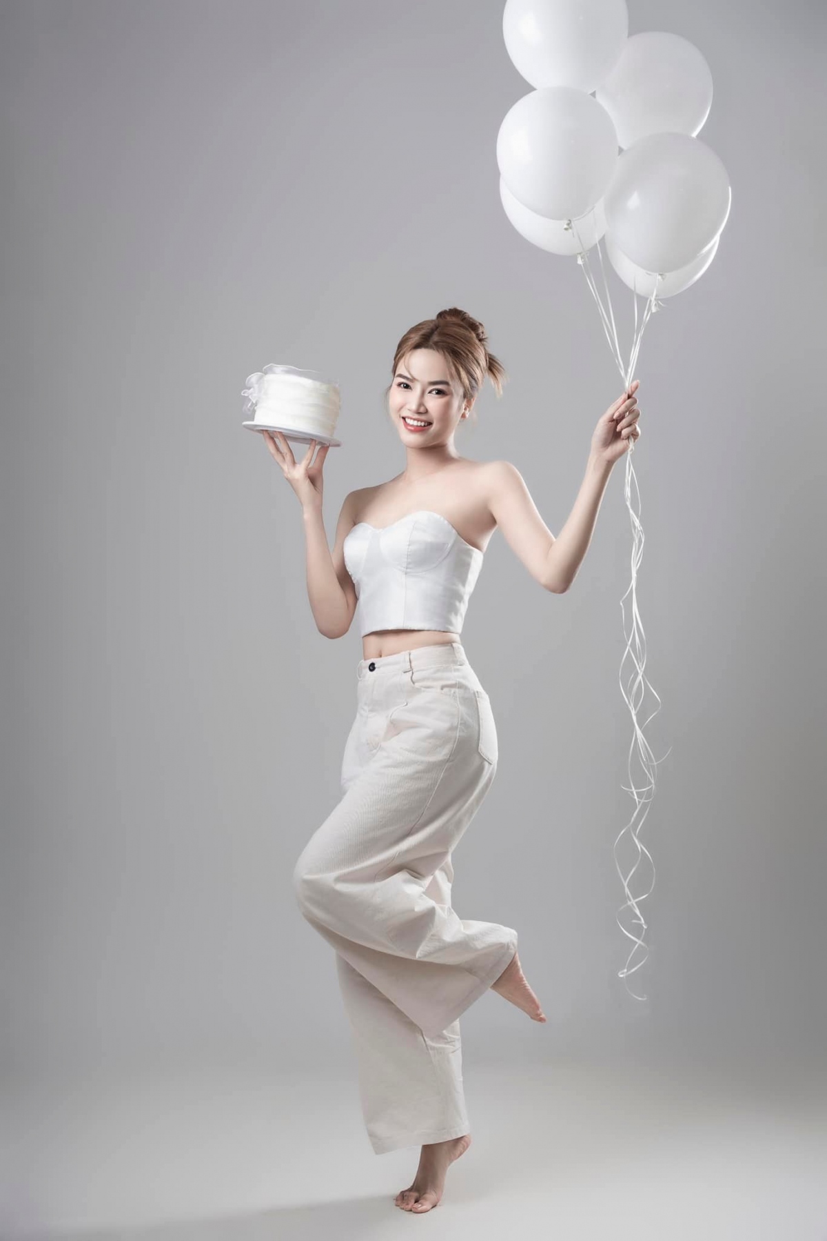 Với khán giả truyền hình, Anh Đào lần đầu đóng vai chính Thanh trong 'Lối về miền hoa'. Cô được yêu mến với lối diễn xuất tự nhiên cùng khuôn mặt thanh tú.
