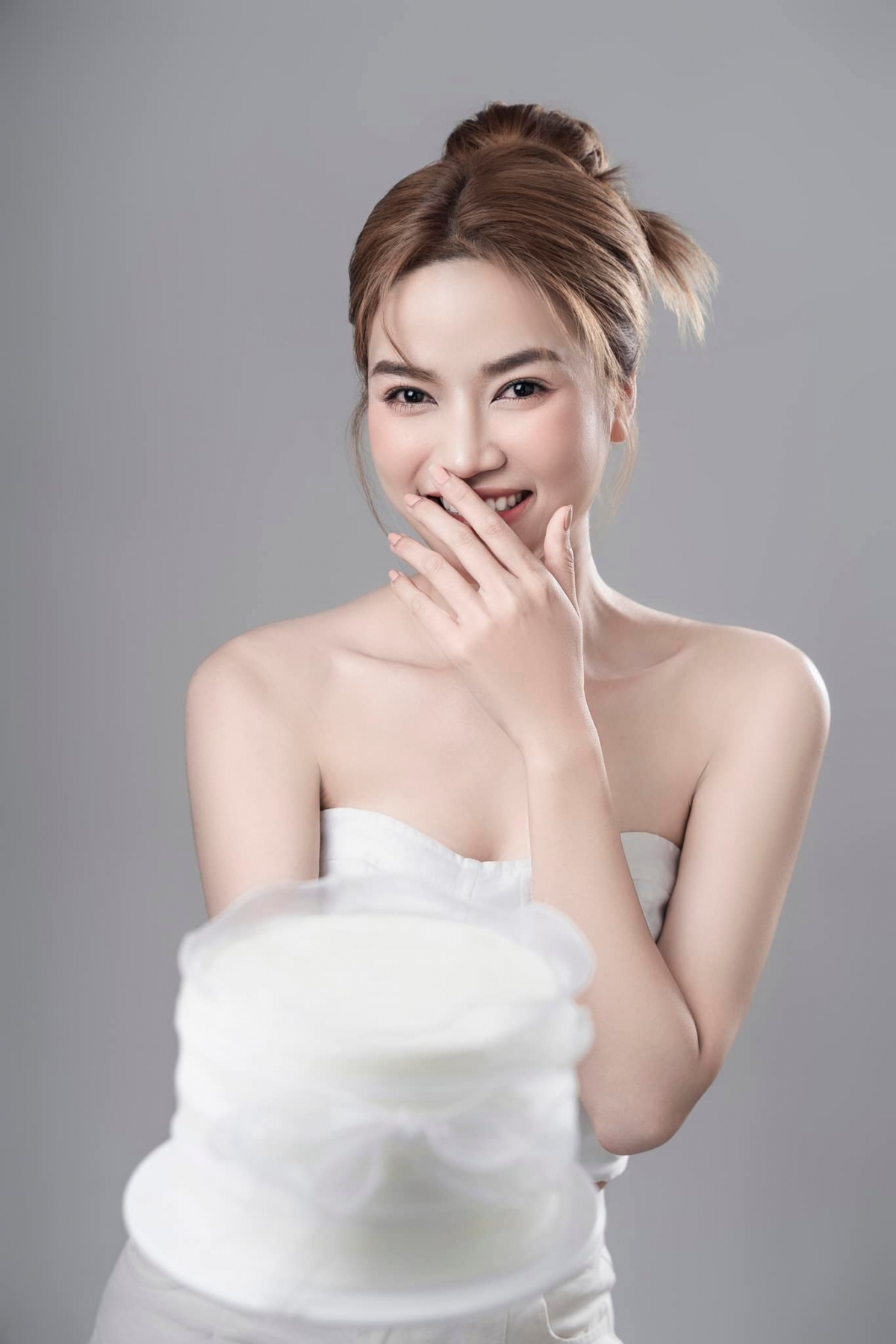Dù lên phim đều hóa thân vào hình tượng cô gái giản dị thôn quê nhưng ngoài đời, Anh Đào có gu thời trang nữ tính, xinh đẹp.