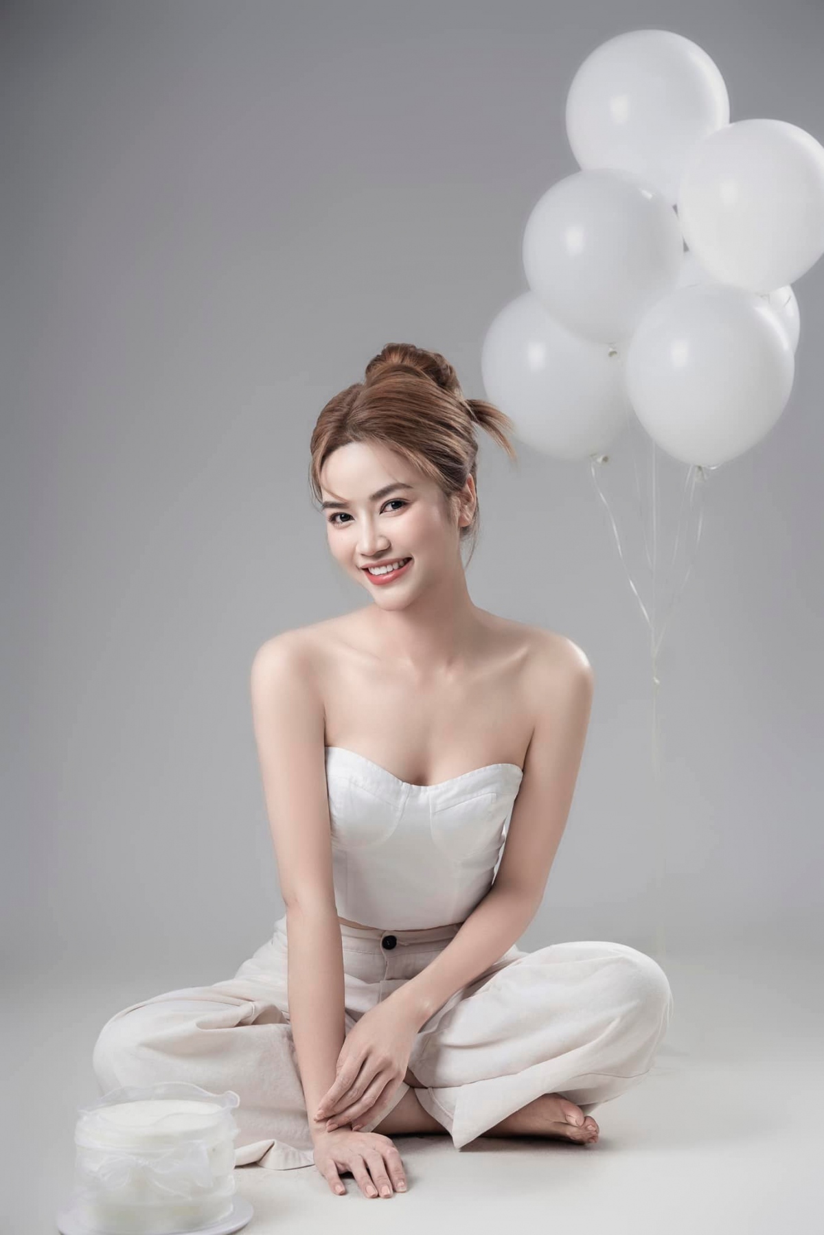 Nguyễn Anh Đào (tên thật là Nguyễn Thị Đào) sinh năm 1996, quê Bắc Giang, trong gia đình không có ai làm nghệ thuật. Cô tốt nghiệp Đại học Sân khấu Điện ảnh Hà Nội và hiện công tác cho sân khấu Lệ Ngọc.