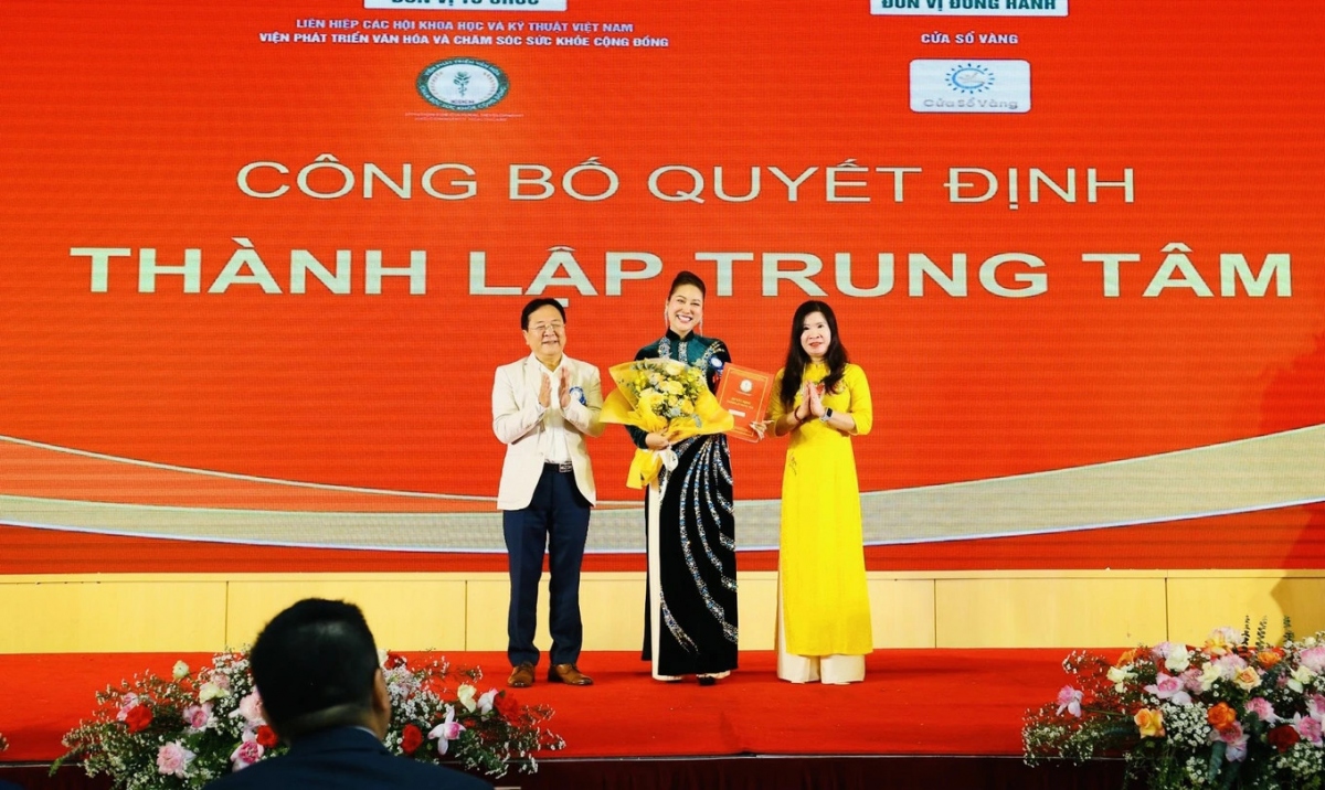 Viện Phát triển văn hóa và chăm sóc sức khỏe cộng đồng vừa công bố thành lập Trung tâm văn hóa nghệ thuật và truyền thông phía nam cùng với việc bổ nhiệm bà Nguyễn Thị Thanh Vân (nghệ danh Phi Thanh Vân) giữ chức vụ giám đốc trung tâm này. “Hoạt động chính của trung tâm là tư vấn tâm lý hôn nhân, gia đình, tình yêu, giảng dạy kỹ năng cho doanh nhân, đào tạo nghệ thuật cho trẻ em, thanh thiếu niên, sản xuất các chương trình ca múa nhạc, thời trang, phim ảnh, gameshow… Đó là những điều tôi đã và đang theo đuổi. Vì vậy, công việc hoàn toàn phù hợp với tôi", Phi Thanh Vân nói.