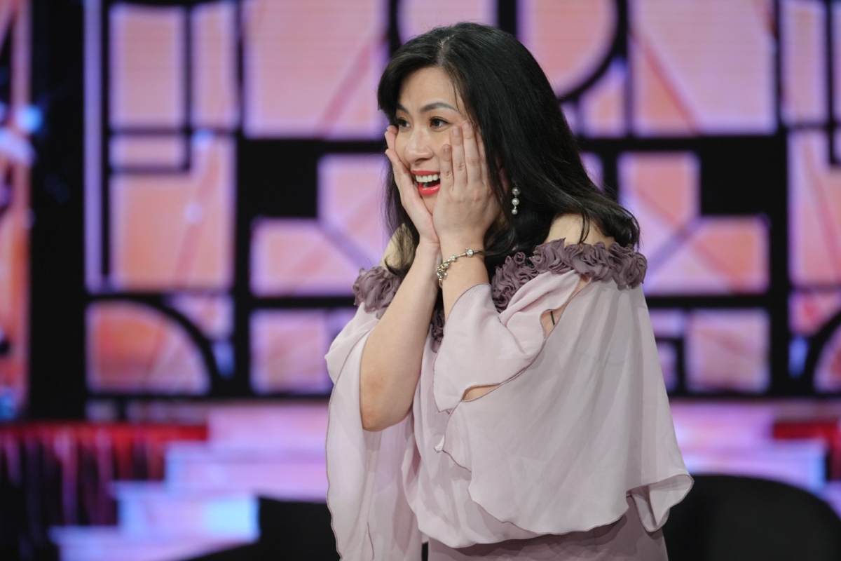 Ca sĩ Thùy Dung cùng em trai là khách mời của chương trình Khách sạn 5 sao phát sóng trưa 26/5 trên VTV. Từng là ca sĩ và nghệ sĩ piano rất thành công, là người thể hiện ca khúc nhạc phim nổi tiếng trong series phim Cảnh sát hình sự, Thùy Dung chia sẻ: "Tôi sinh ra để trở thành một nghệ sĩ piano và sau đó được trở thành một ca sĩ, hai câu chuyện song hành với nhau để làm nên tên tuổi Thùy Dung cho đến tận bây giờ. Ba tôi có tình yêu piano đặc biệt, khát khao lớn đến mức ông đặt hết tình yêu vào tôi và cây đàn". Nhiều năm rời xa sân khấu, Thùy Dung hiện mở trường nghệ thuật đào tạo thanh nhạc và chơi piano. 