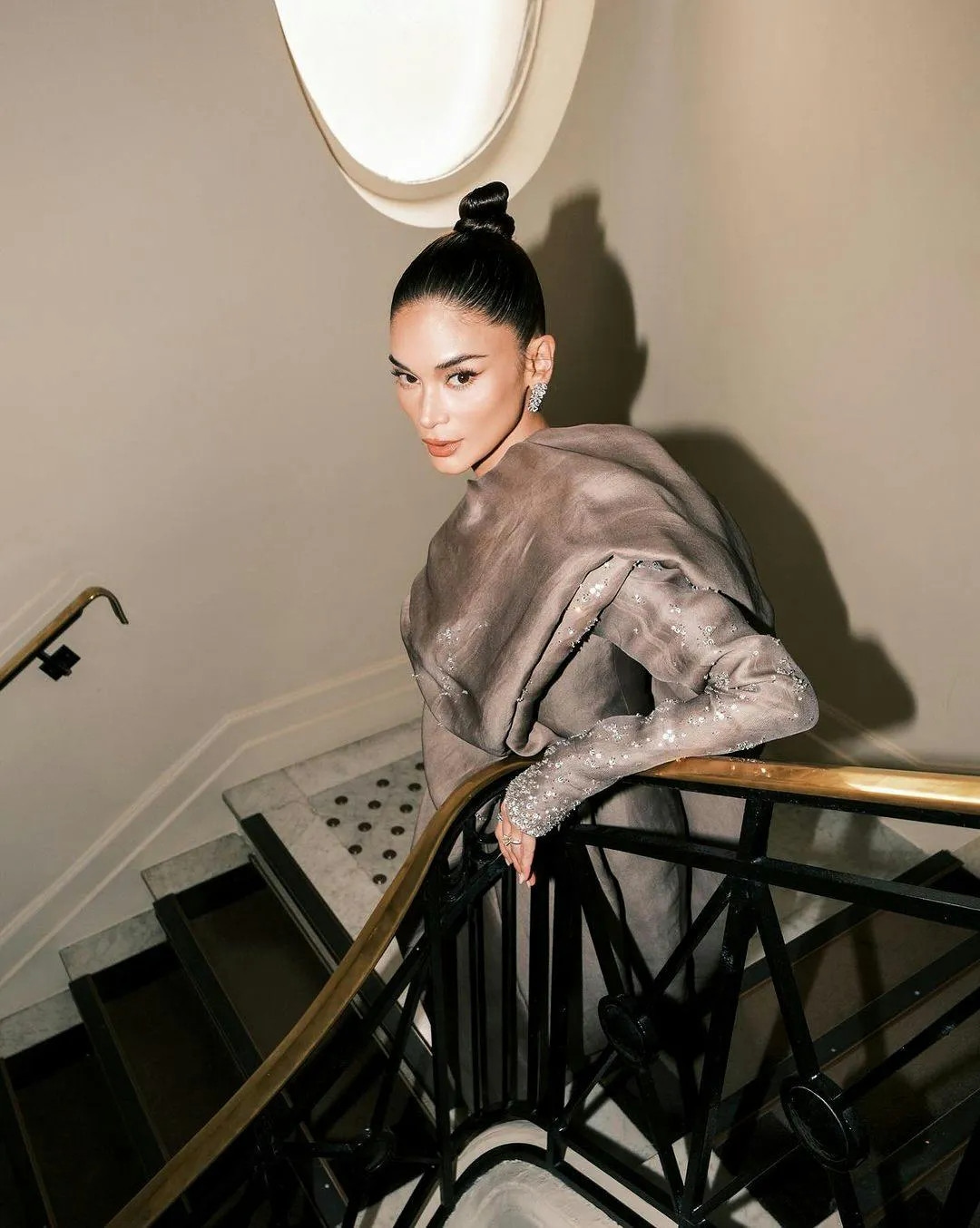 Pia khoác lên mình chiếc váy lộng lẫy của nhà mốt Pháp Stephane Rolland, được chế tác từ lụa gazar sang trọng. Chiếc váy tôn lên hình dáng ấn tượng, xếp nếp với đường cắt bất đối xứng, làm nổi bật hình dáng đẹp như tượng tạc của Wurtzbach. 