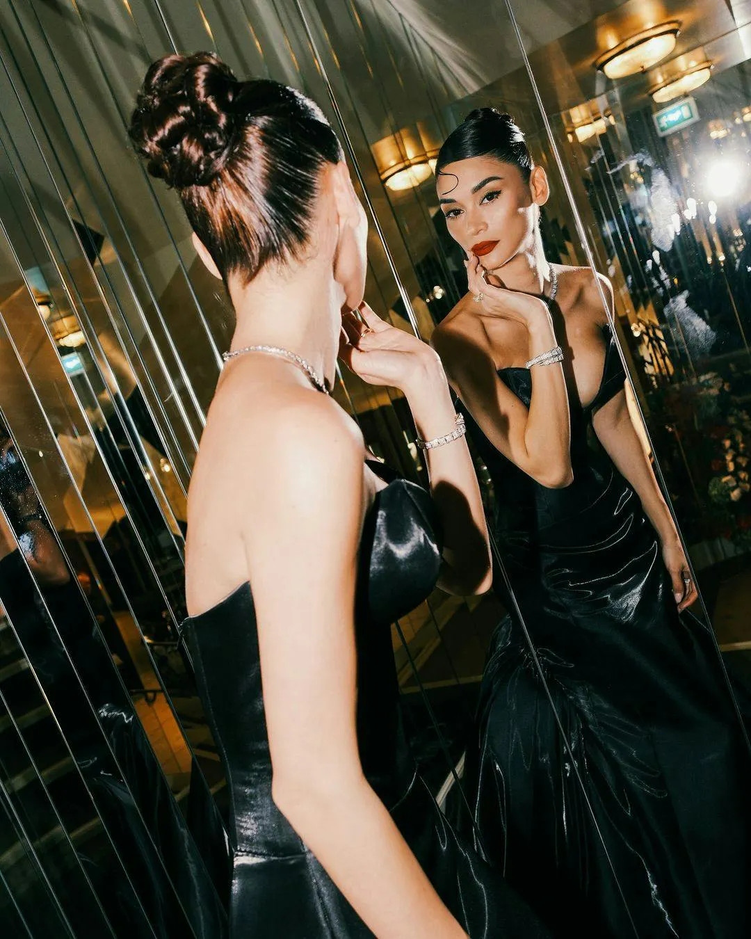 Các phụ kiện của Bvlgari bổ sung cho tổng thể vẻ ngoài, củng cố vị thế của Wurtzbach như một biểu tượng thời trang trên thảm đỏ.