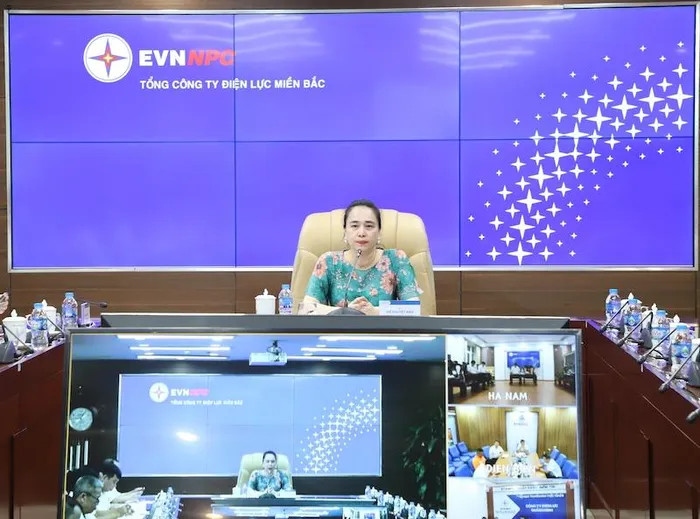 Bà Đỗ Nguyệt Ánh-Chủ tịch HĐTV EVNNPC động viên người lao động tham gia các đội xung kích hoàn thành xuất sắc nhiệm vụ, góp sức đưa dự án 500kV mạch 3 từ Quảng Trạch - Phố Nối có thể đóng điện vào ngày 30/6/2024.