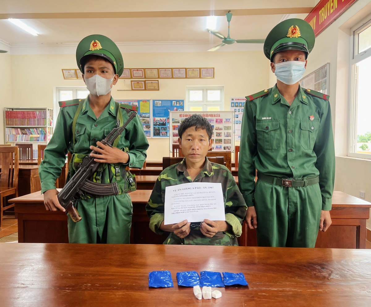 Đối tượng Giàng A Páo cùng tang vật.