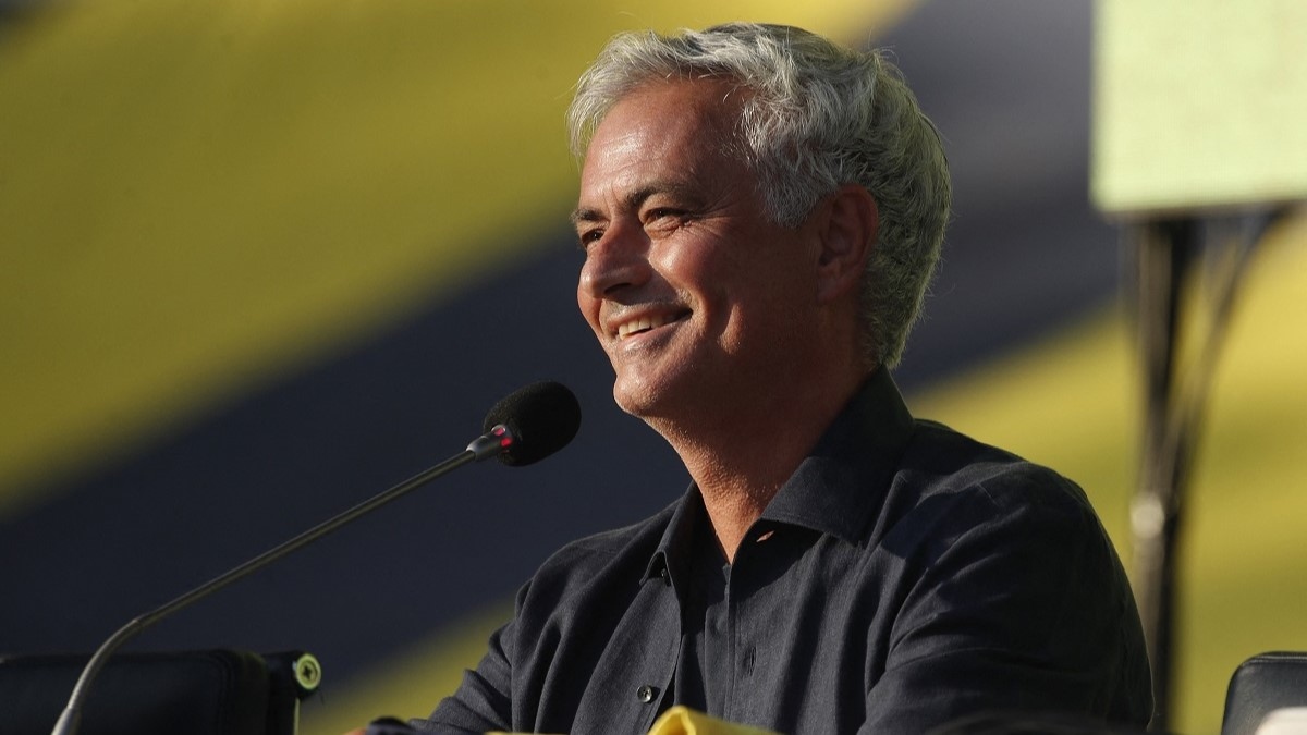 HLV Mourinho nở nụ cười với người hâm mộ. 