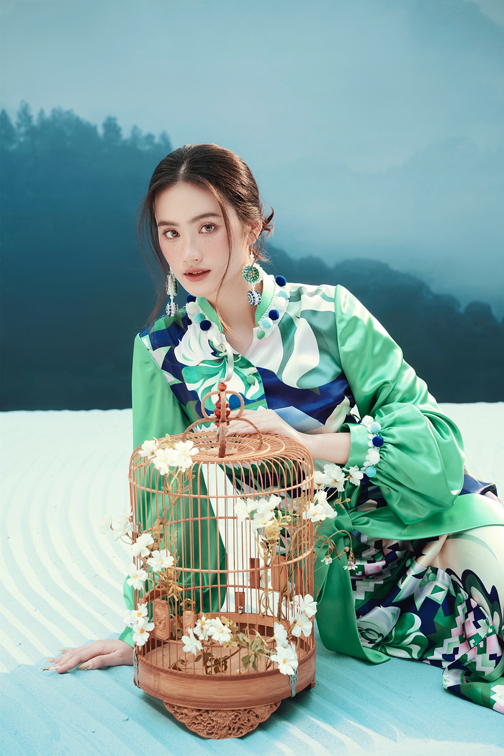 Hoa văn hình sao (boók ứk) 6 cánh hoặc 8 cánh với nhiều tạo hình khác nhau được gọi là hoa văn hoa bí. Hoa văn kén tằm (lót bổng) xen kẽ với các băng hoa văn móc câu.