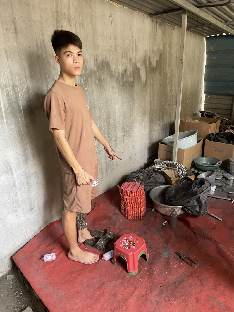 Đối tượng Trung sản xuất pháo ngay tại nhà.
