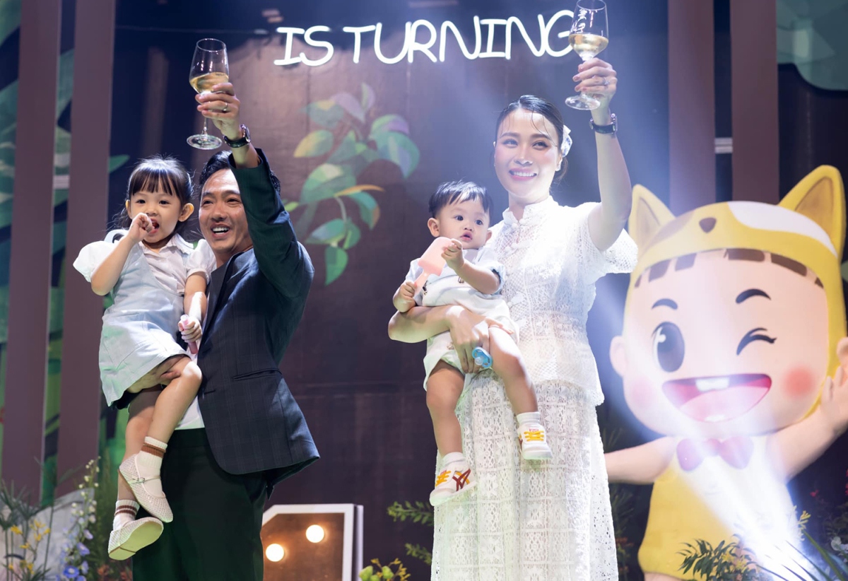 Vợ chồng Cường Đôla mới tổ chức buổi tiệc hoành tráng, mừng con út tròn một tuổi.