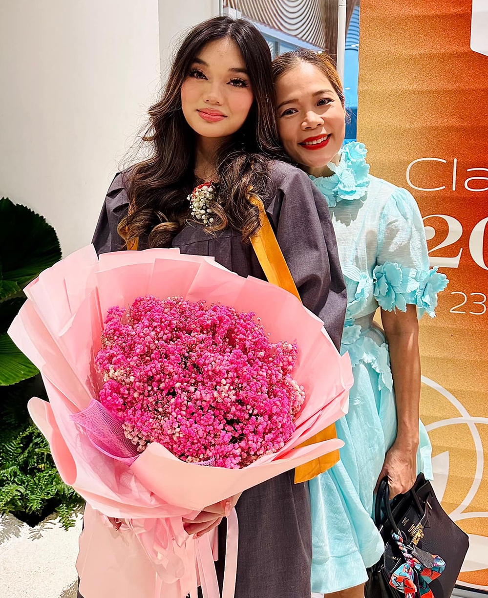 Ca sĩ Mỹ Lệ mới dự lễ tốt nghiệp của con gái thứ hai - Jennifer Ngô - mừng con hoàn thành xuất sắc chương trình phổ thông, chuẩn bị sang Đức du học ngành y.