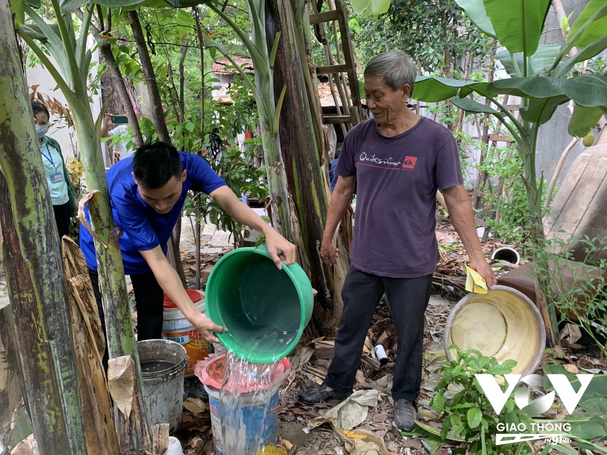 Người dân tổng vệ sinh những nơi có nguy cơ nước đọng phát sinh lăng quăng