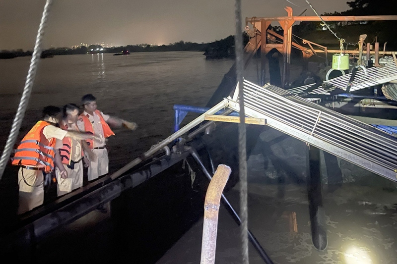 Cảnh sát bắt giữ các tàu hút cát trái phép.