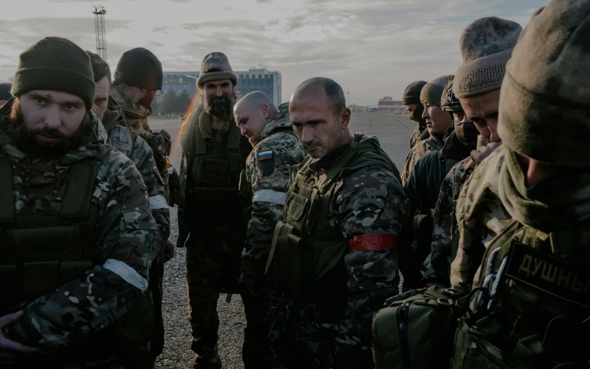 Những người lính Chechnya (có cờ Nga trên tay áo) chuẩn bị lên đường sang Ukraine.