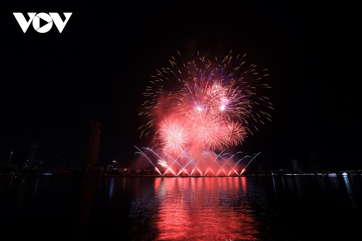 Viewers become overwhelmed and excited when final fireworks explode continuously, interweaving hundreds of light effects at the same time.