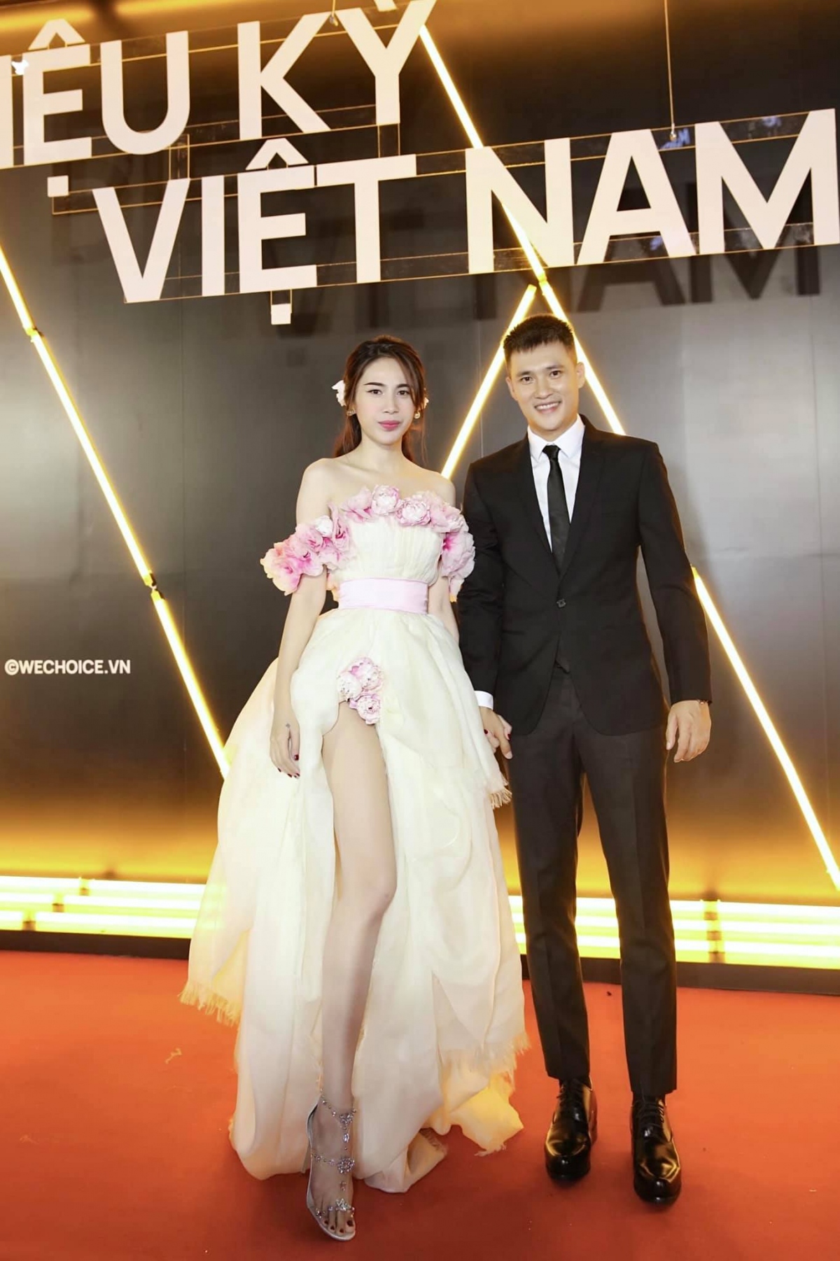 Nói về cuộc sống hôn nhân với Công Vinh, Thủy Tiên từng cho biết ông xã là người ít nói và chủ yếu là hành động. Nam cầu thủ không để bà xã và con gái phải thua thiệt so với bất kỳ ai. "Với tôi, anh Vinh là chồng, cha, bạn đời và là người yêu, người bạn. Vì thế, tôi và anh luôn tranh thủ thời gian để hâm nóng tình cảm mọi lúc mọi nơi", nữ ca sĩ dành những lời có cánh cho chồng.