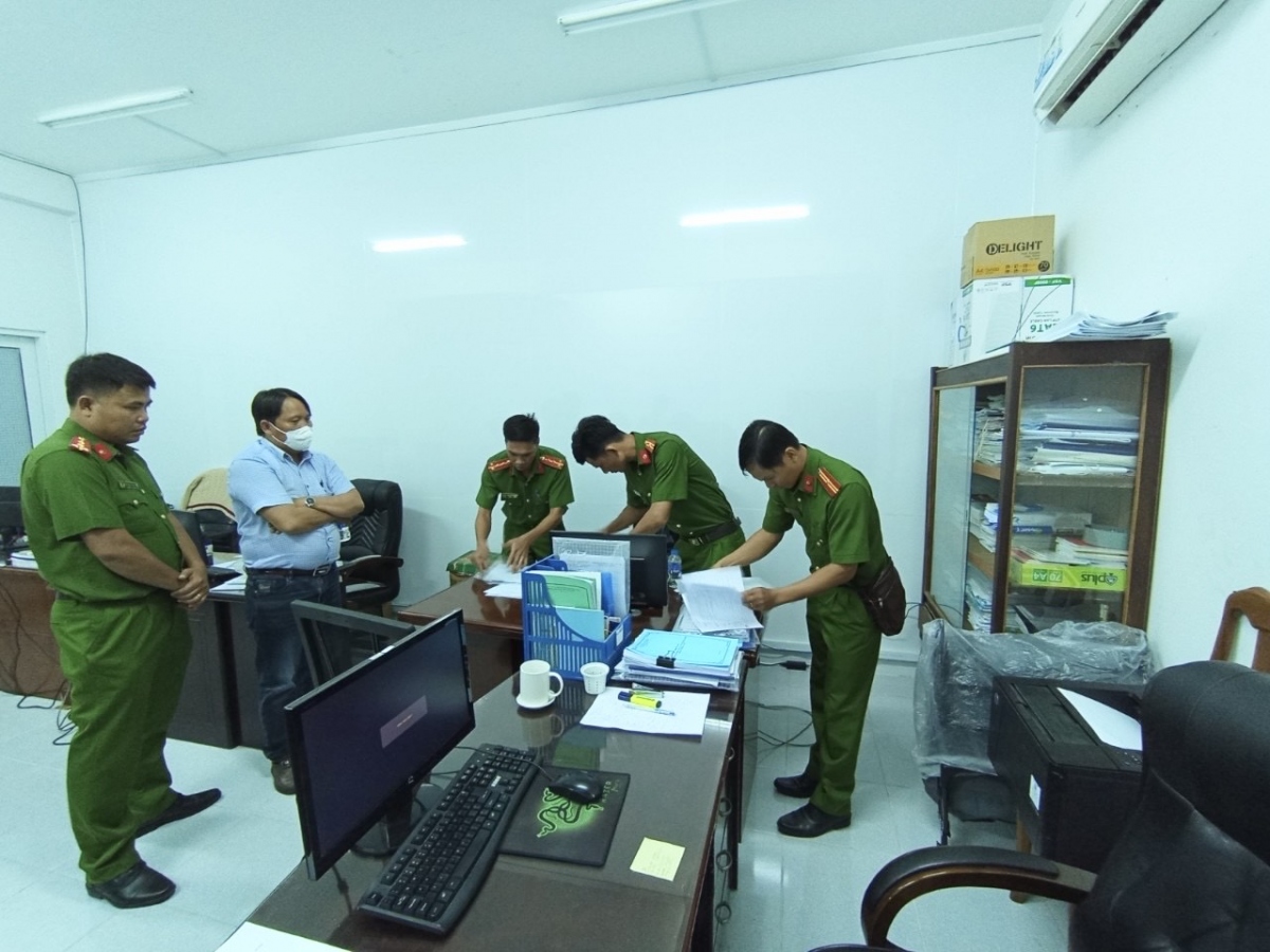 Lực lượng Công an khám xét nơi làm việc của đối tượng.