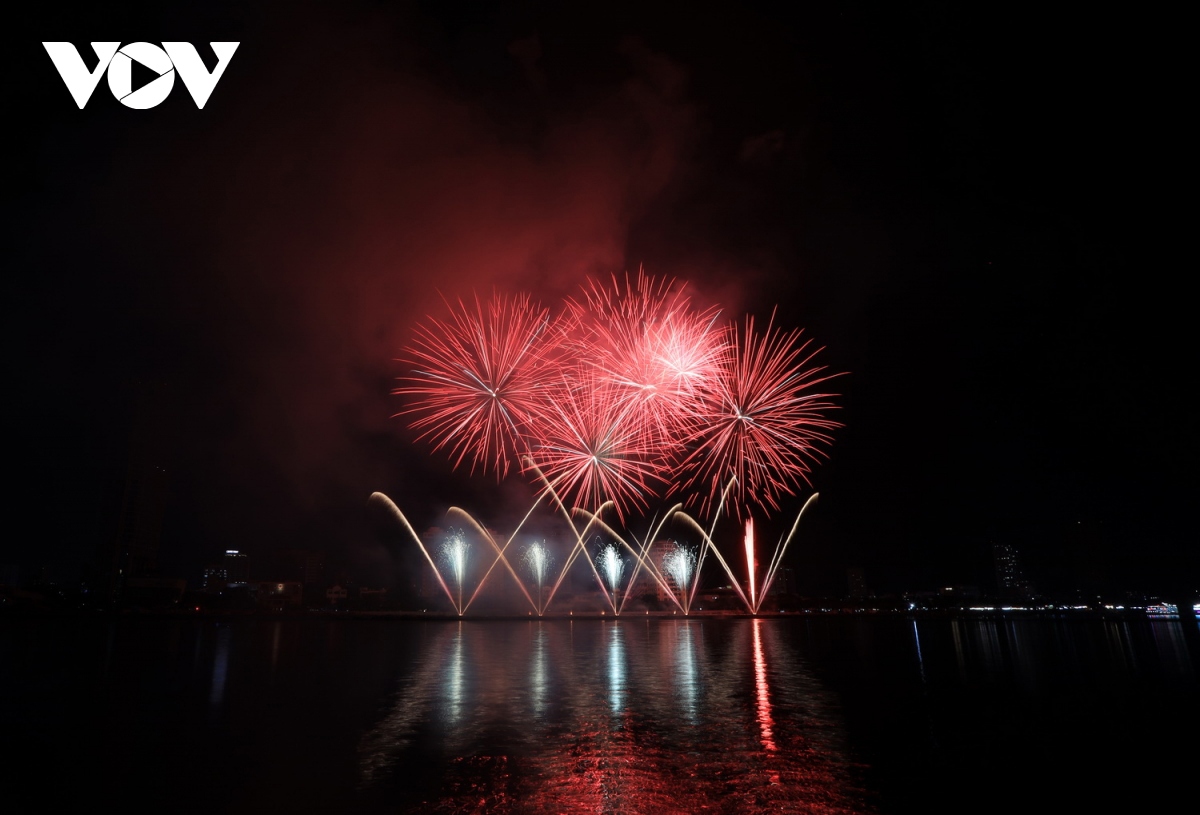 This is the 12th time the Da Nang International Fireworks Festival has been held on the banks of the Han River. The festival has become a magnet to attract tourists to Da Nang, helping the local tourism industry make a spectacular breakthrough after COVID-19.