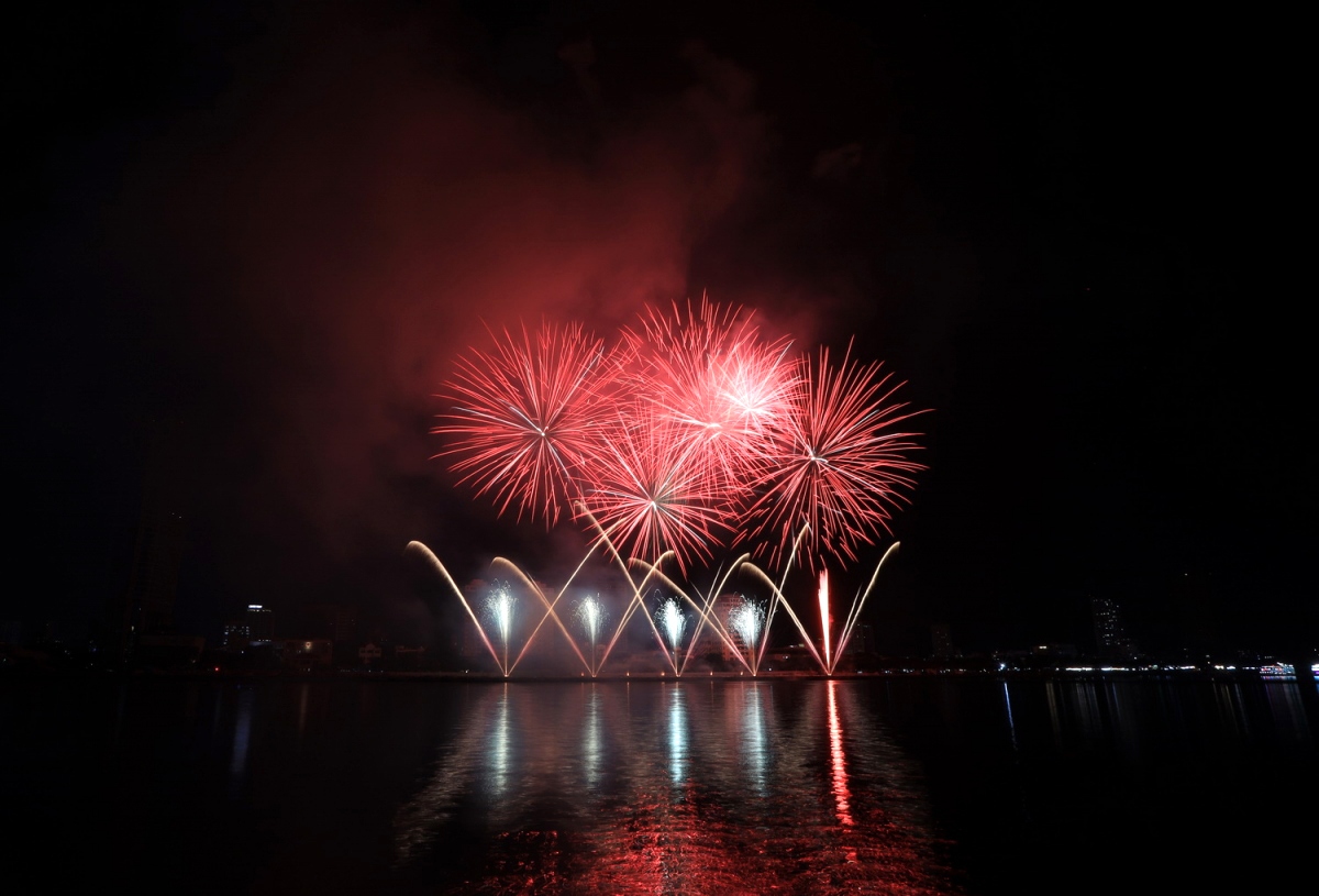 The Da Nang fireworks team representing Vietnam give their performance themed “Dance of the Sky”, making a strong impression on viewers.