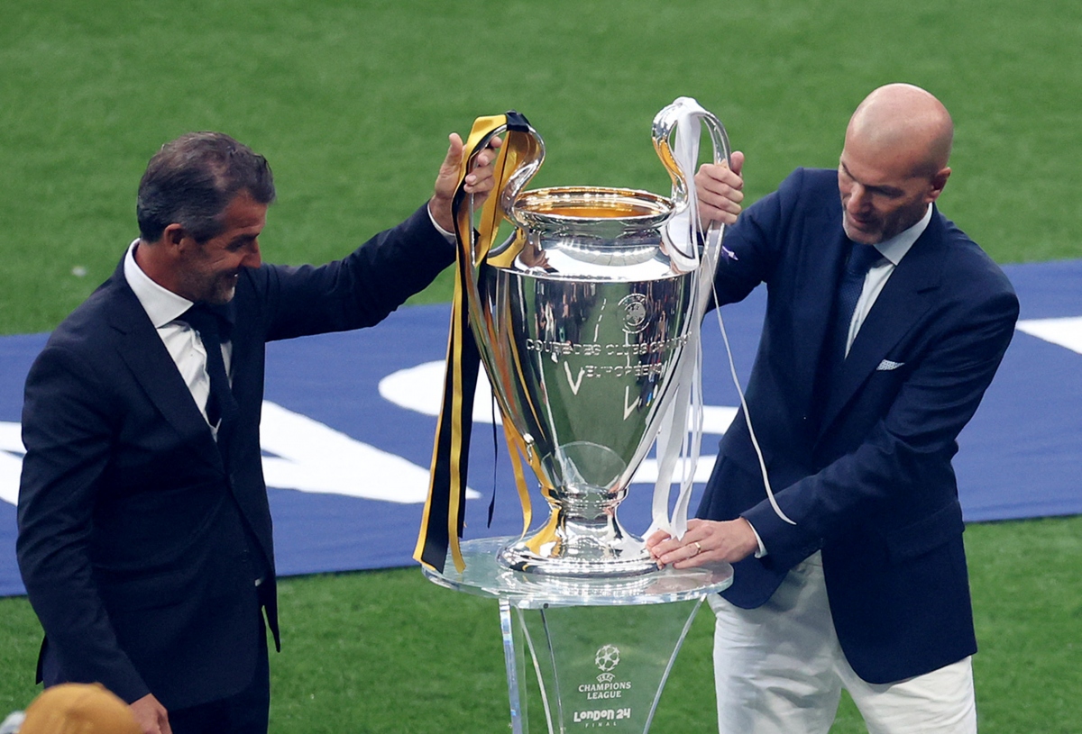 2 huyền thoại Karl-Heinz Riedle của Dortmund và Zinedine Zidane của Real Madrid đưa chiếc cúp ra sân. (Ảnh: Reuters)
