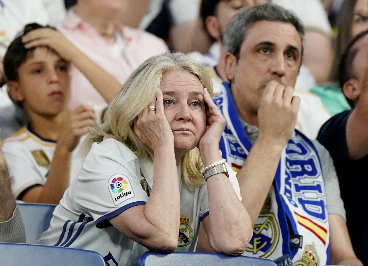 CĐV Real Madrid không khỏi lo lắng khi chứng kiến 45 phút đầu tiên. (Ảnh: Reuters)