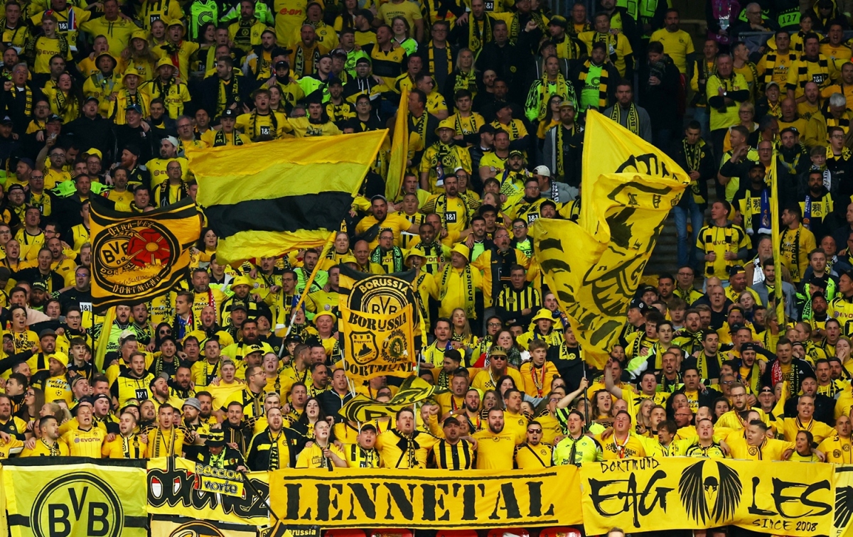 CĐV Dortmund tạo ra bầu không khí rực lửa cùng màn trình diễn của đội nhà. (Ảnh: Reuters)