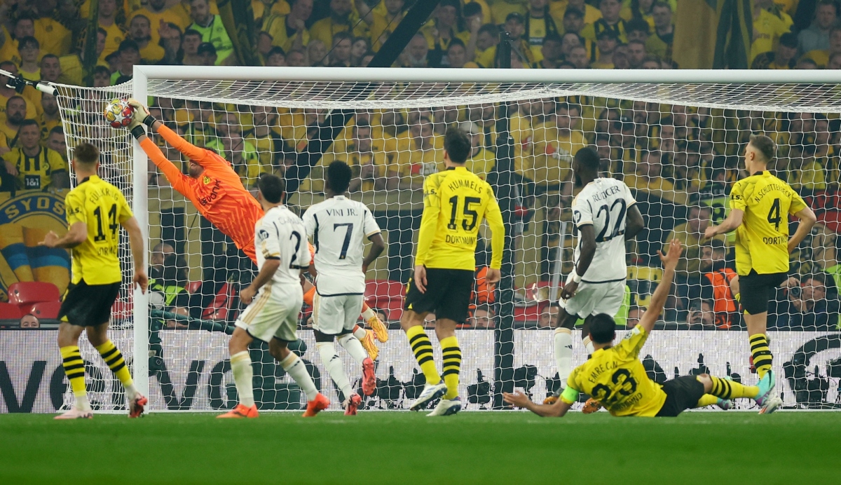 Cú sút của Kroos đưa bóng hướng tới góc cao. (Ảnh: Reuters)