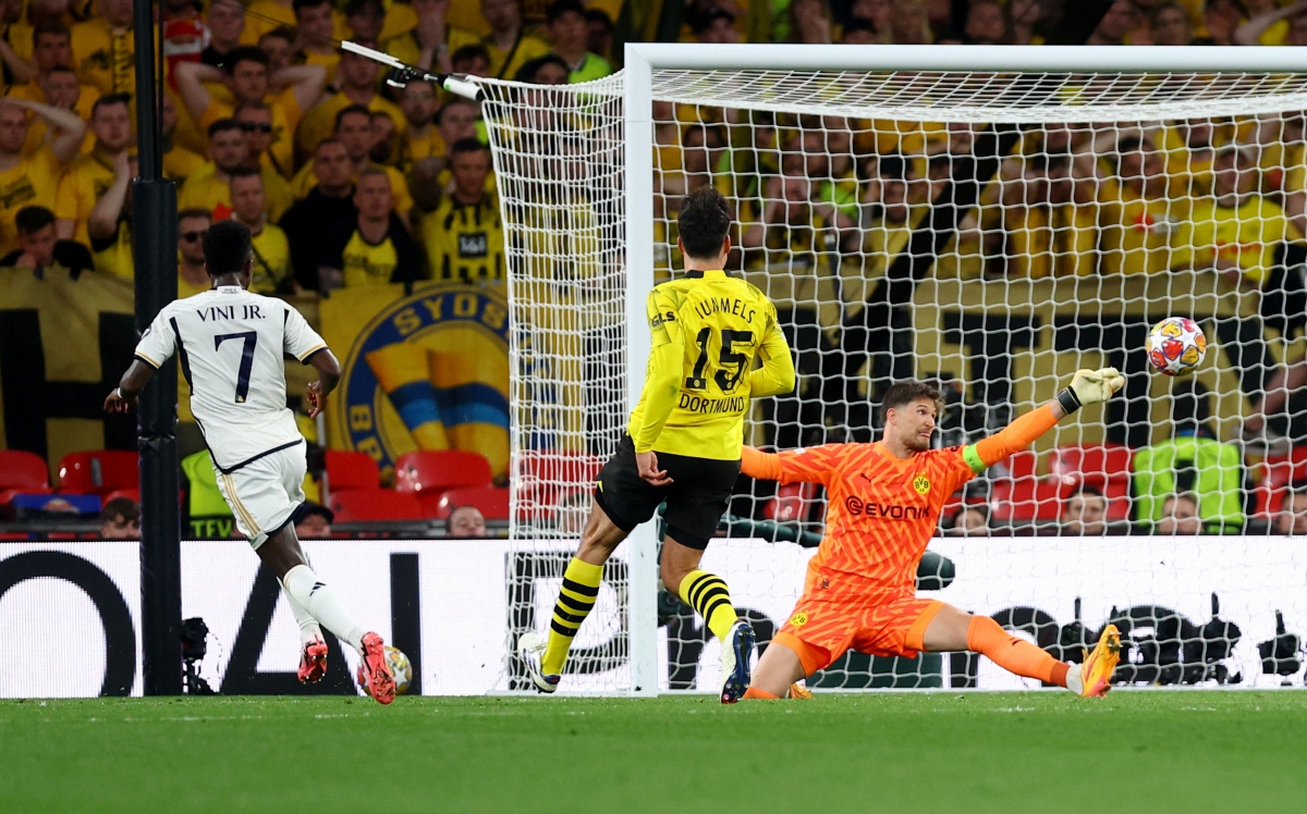 Vinicius trừng phạt sai lầm của Dortmund. (Ảnh: Reuters)