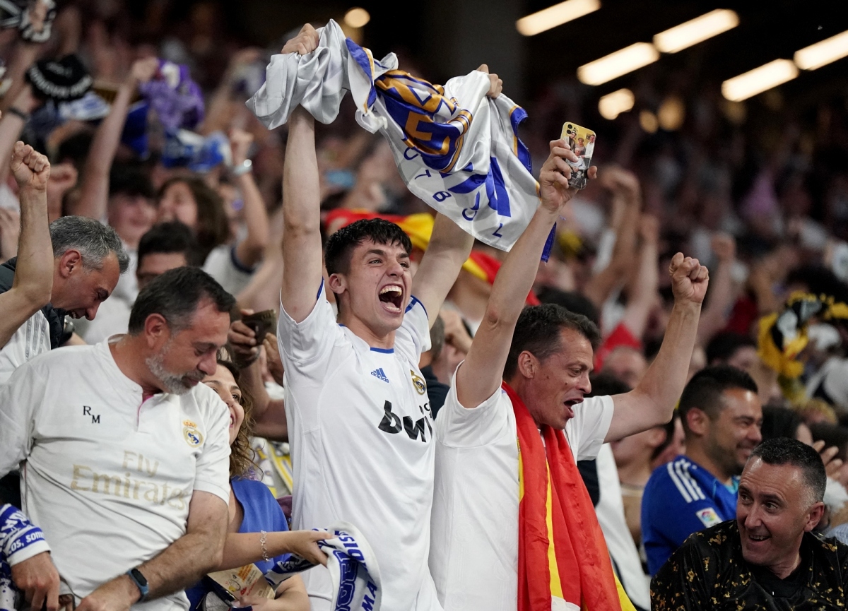 CĐV Real Madrid tận hưởng niềm vui chiến thắng sau khi trải qua nhiều phen thót tim ở chung kết. (Ảnh: Reuters)