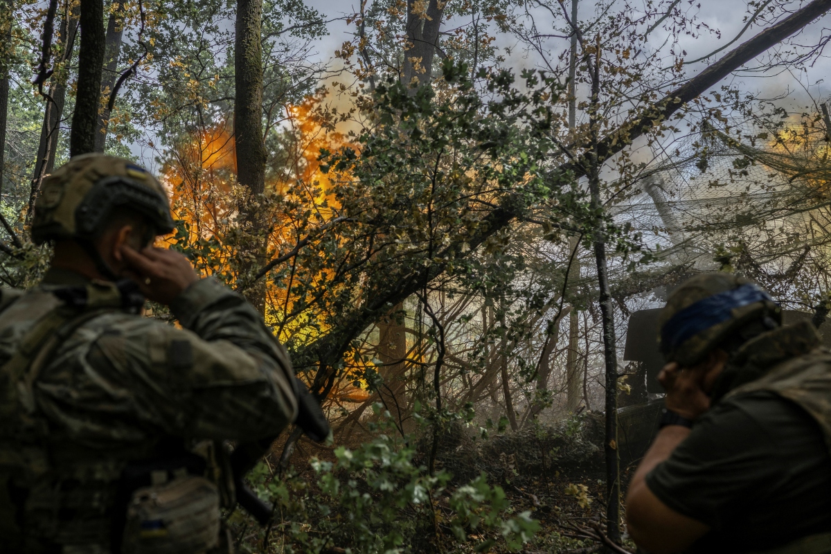 Ukraine khai hỏa lựu pháo về phía Nga gần làng Lyptsi. Ảnh: Reuters
