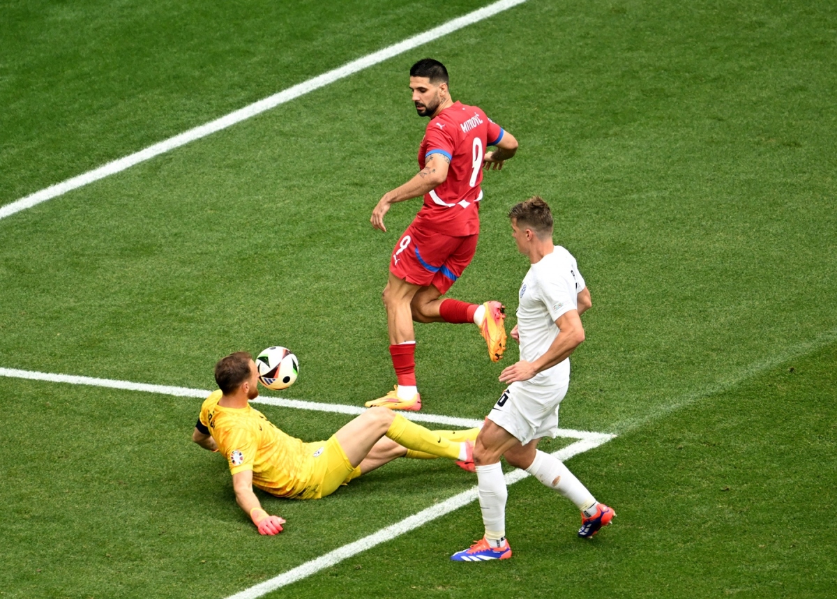 Mitrovic bỏ lỡ cơ hội mười mươi. (Ảnh: Reuters)