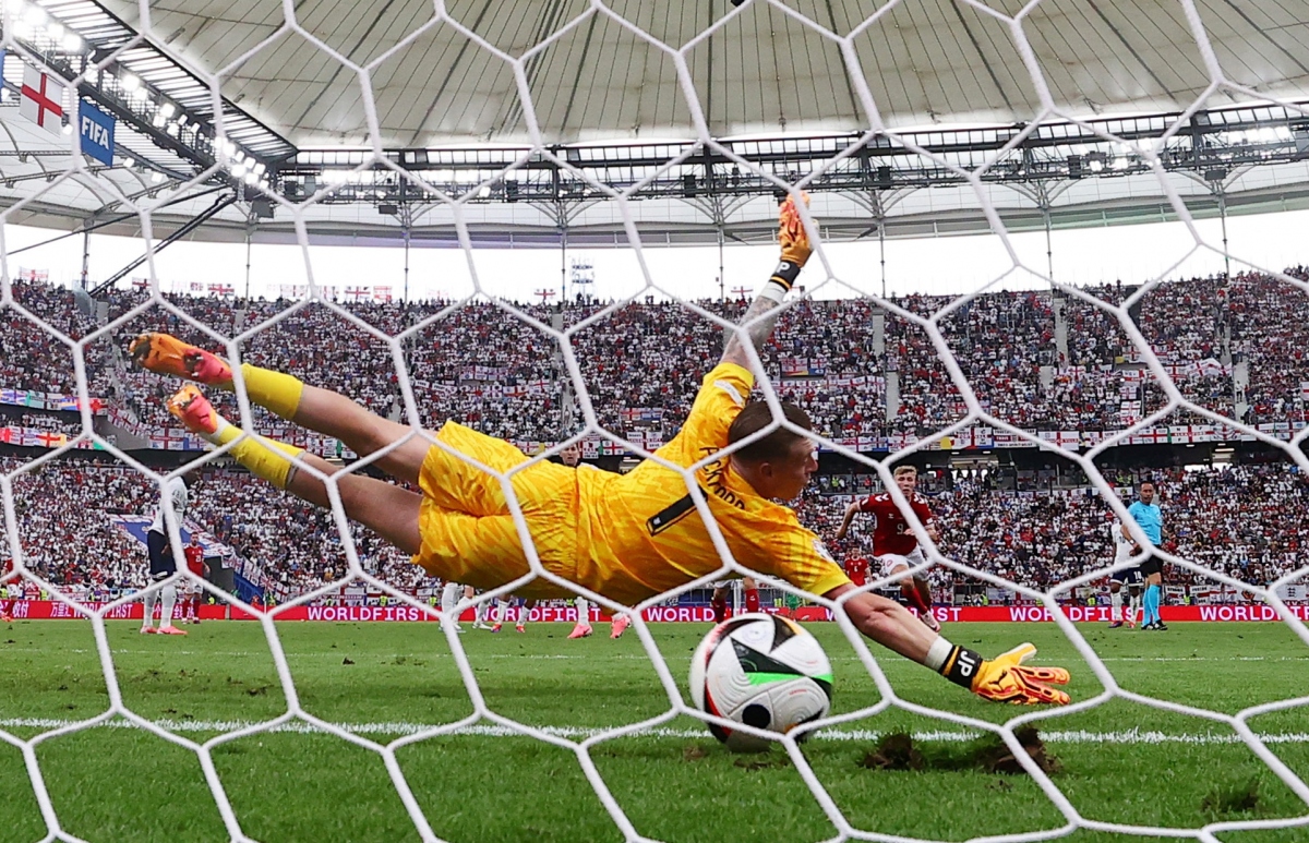 Morten Hjulmand tung cú sút xa đẹp mắt, hạ gục thủ môn Jordan Pickford. (Ảnh: Reuters)