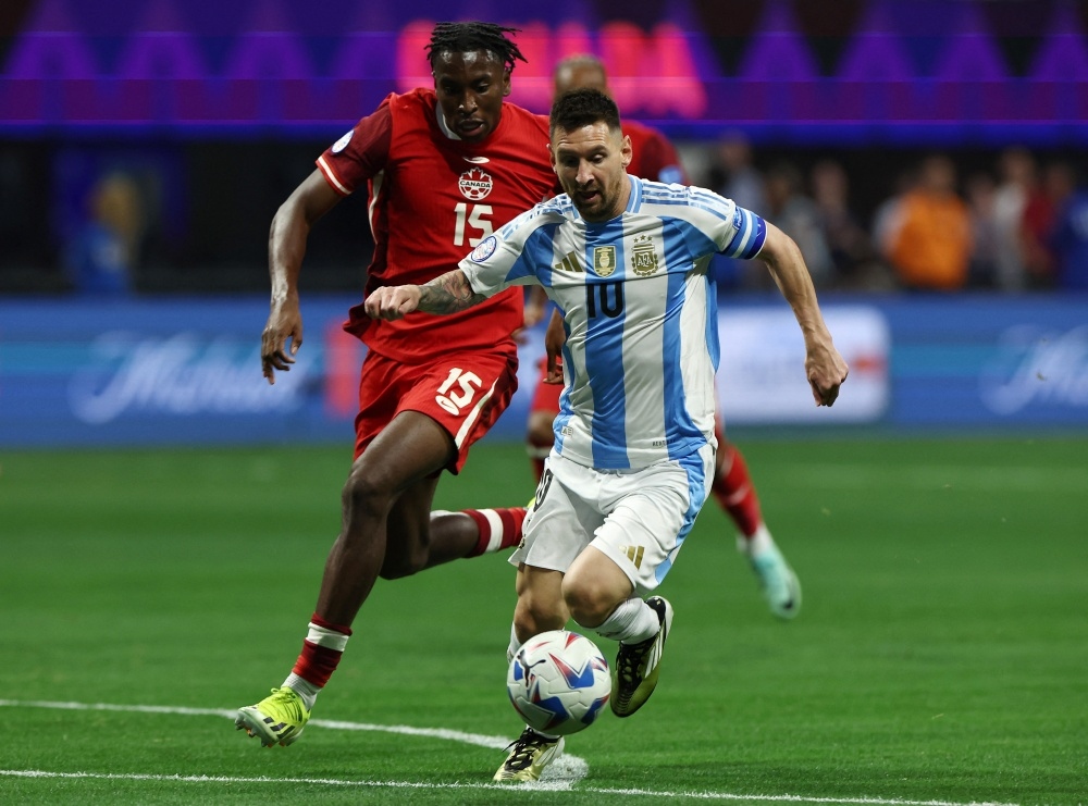 Messi đang gây nhiều khó khăn cho hàng thủ Canada (Ảnh: Reuters).