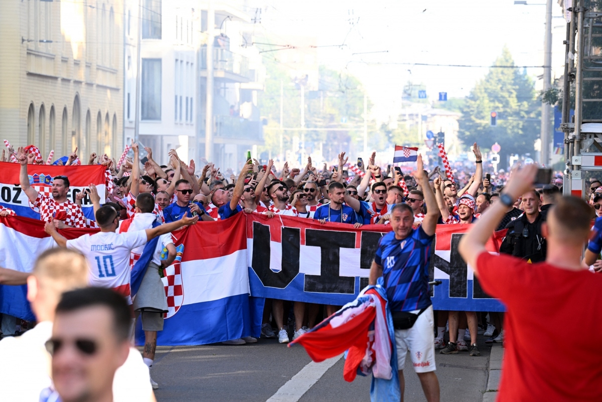 CĐV Croatia tràn đầy khí thế. (Ảnh: Reuters)