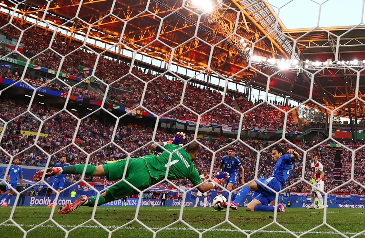 Pha xoạc bóng giải nguy của Darmian. (Ảnh: Reuters)