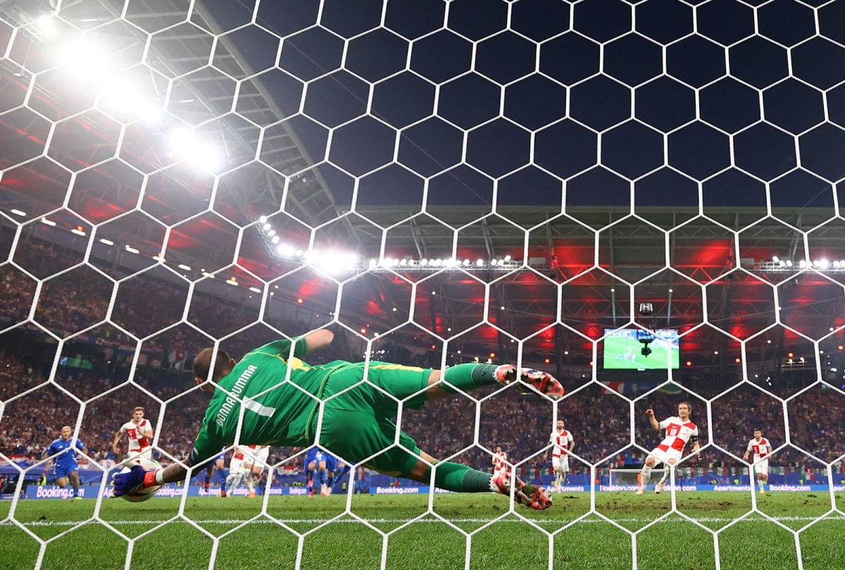Donnarumma cản phá cú sút phạt đền của Modric. (Ảnh: Reuters)