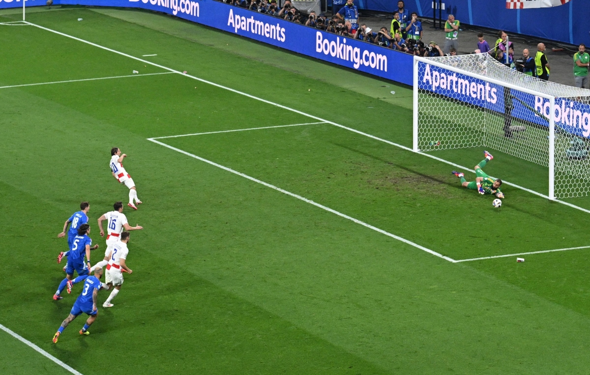 Modric đá hỏng phạt đền ở phút 54. (Ảnh: Reuters)