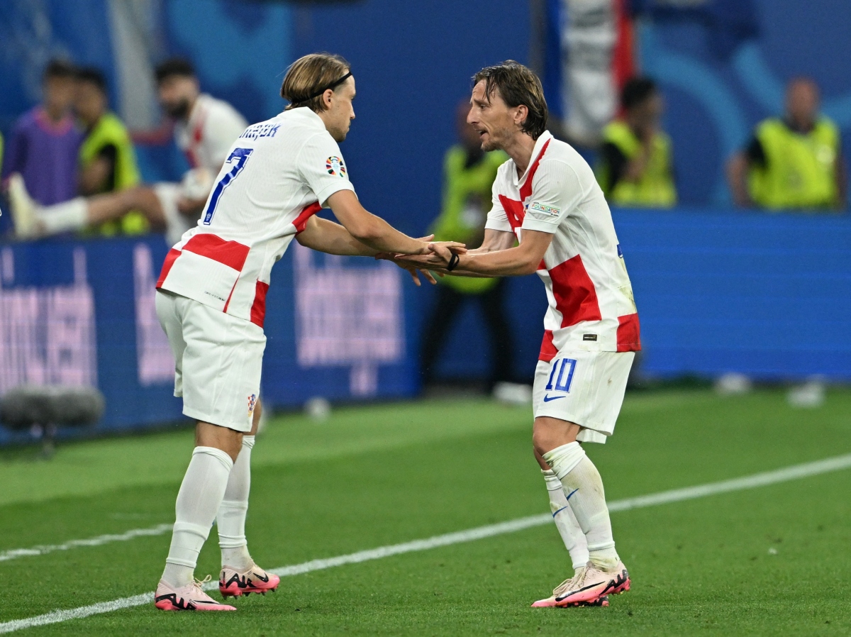 Modric rời sân sau khi sắm vai người hùng của Croatia. (Ảnh: Reuters)